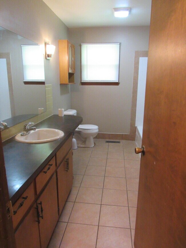 Building Photo - 529 S Olive St