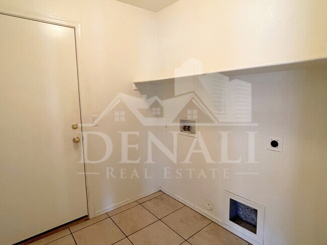 Building Photo - 7220 S 55th Dr