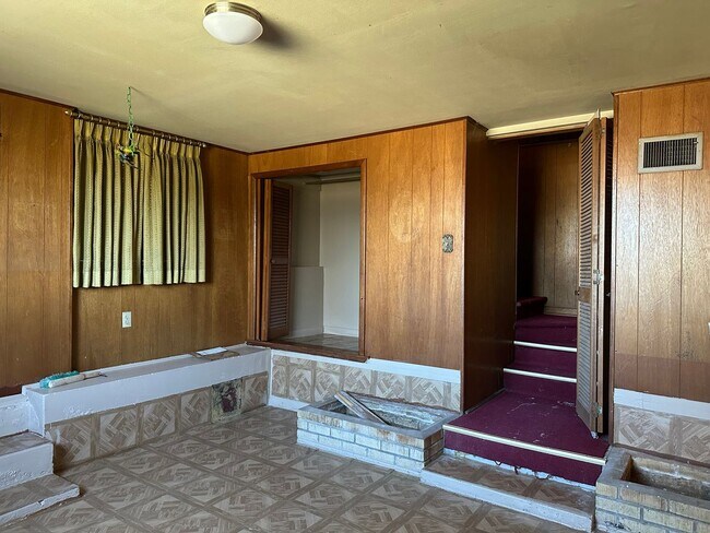 Building Photo - Contact Peggy at 501-676-1758
