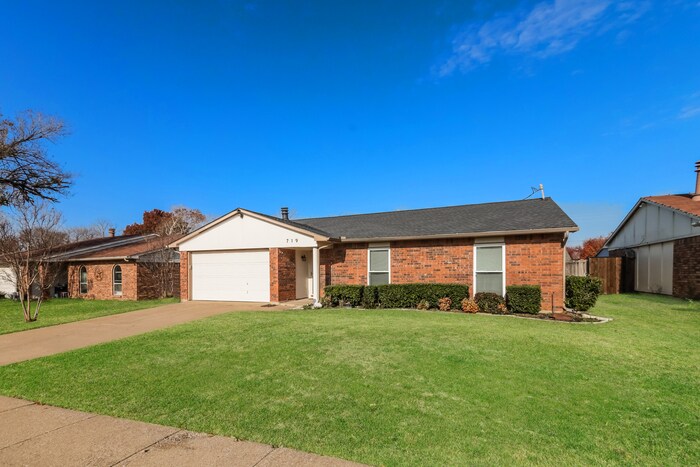 Building Photo - 719 Wandering Way Dr