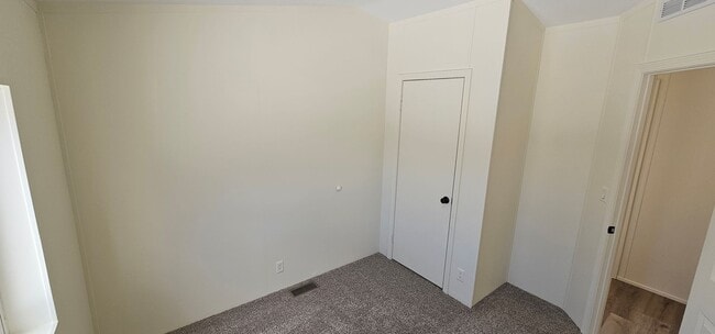 Building Photo - Fully Renovated 3Bd/2Ba Home in River Rock Fenced Yard Pet Friendly