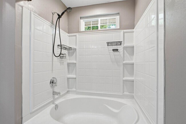 Building Photo - Beautiful TownHome
