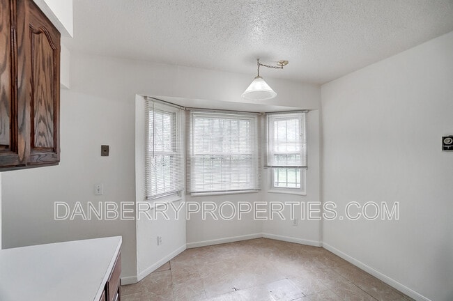 Building Photo - 1006 Ranch Dr