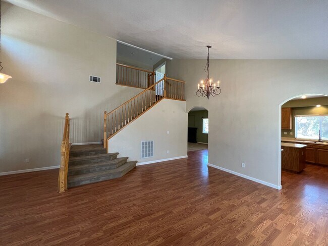 Building Photo - Large 4 bedroom located on a well maintained court!