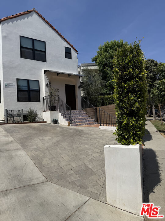 Building Photo - 8571 1/2-8587 1/2 Rugby Dr