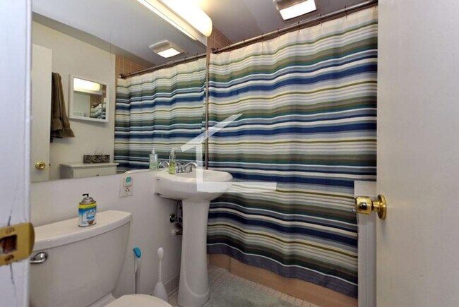 Building Photo - Cozy 1 bed 1 bath with private balcony available 7/1/26