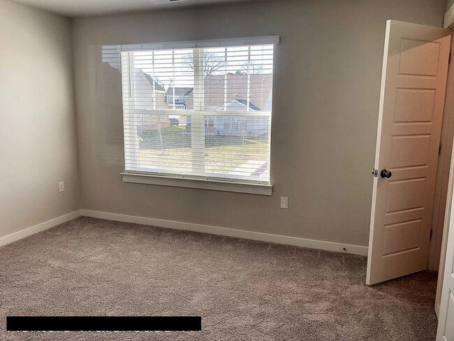 Building Photo - "Charming 3-Bed Townhouse with Granite Acc...