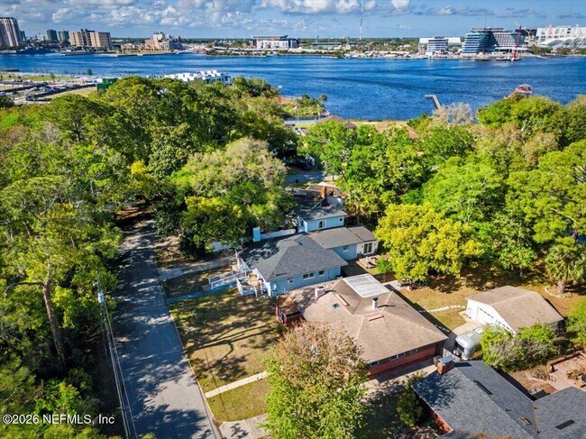 Building Photo - 719 S Shores Rd