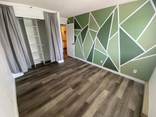 Building Photo - Spacious Updated Condo