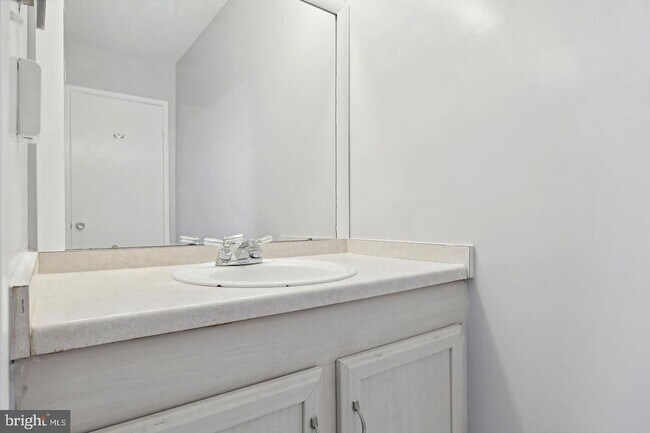 Building Photo - 1635 Parkcrest Cir