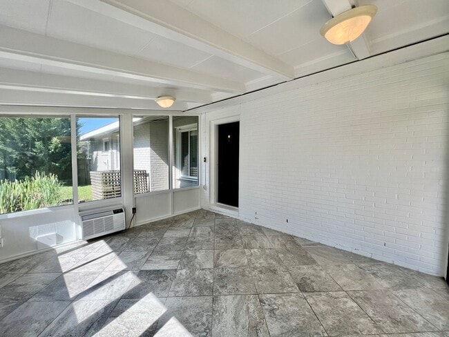 Building Photo - 3-Bedroom Home In Laurel Manor - Fenced Ba...