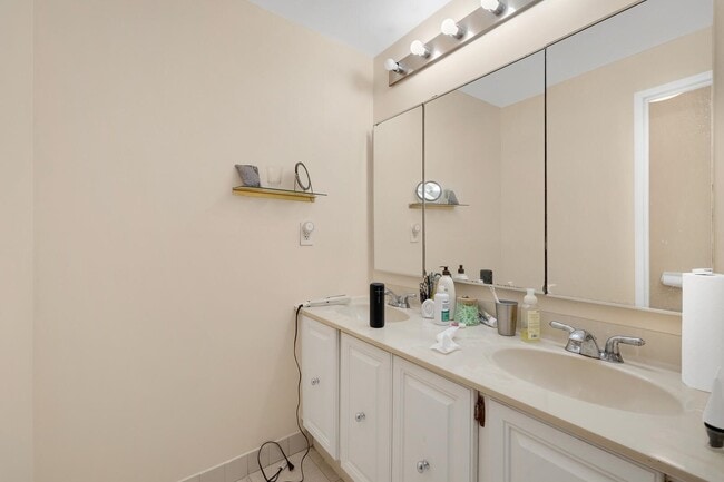 Building Photo - 1733 Harmon Cove Tower