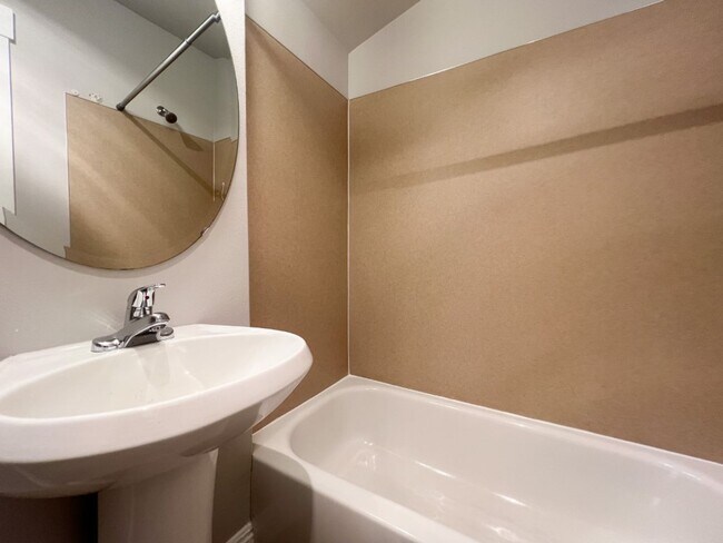 Building Photo - 2Bd/3Ba Seattle Townhouse