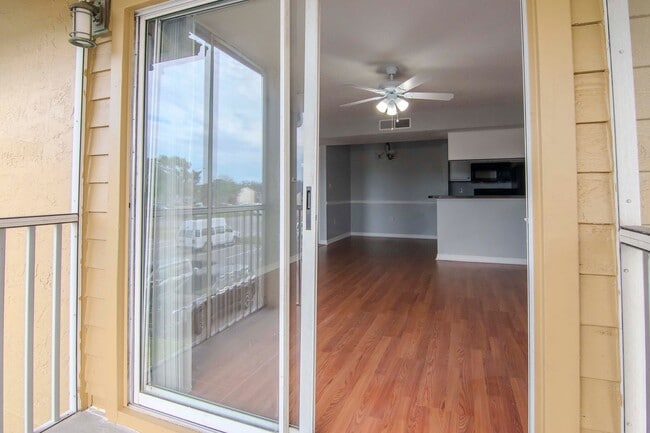 Building Photo - Remodeled 2 Bedroom 2 Bathroom w/ Master Ensuite Walk In Shower