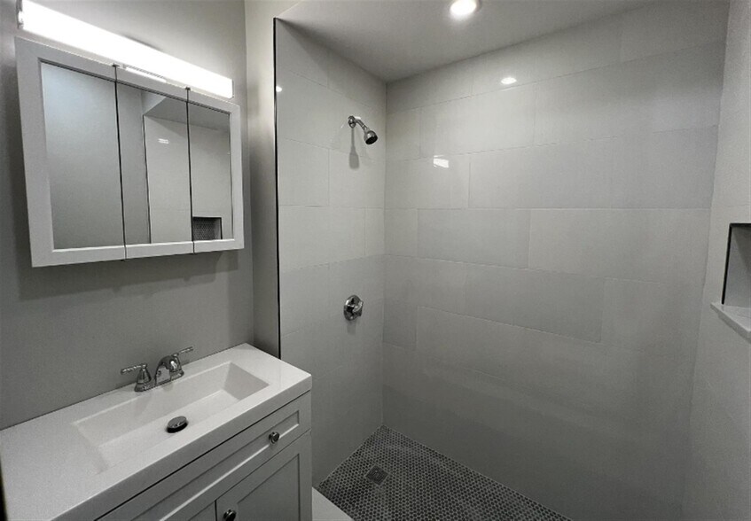 Building Photo - 158 Holland St