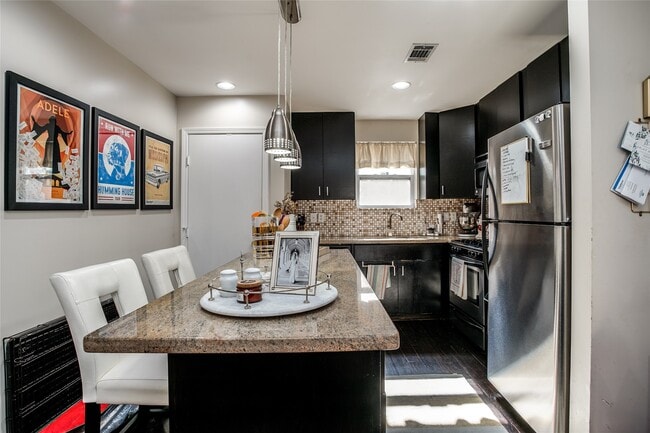 Building Photo - 910 W 9th St