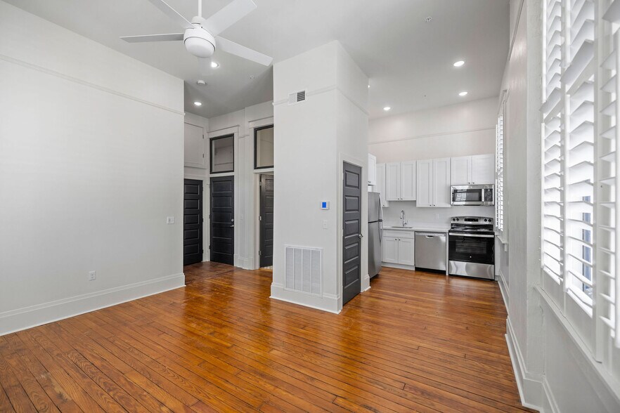 Building Photo - 223 E Thomas St