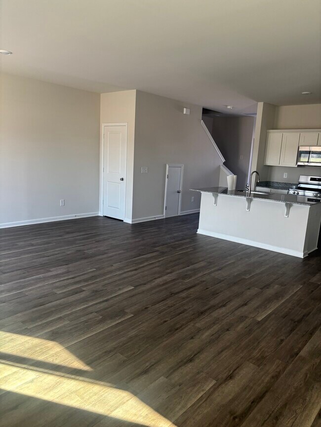 Building Photo - SPacious 3 bedroom 2 1/2 bath home