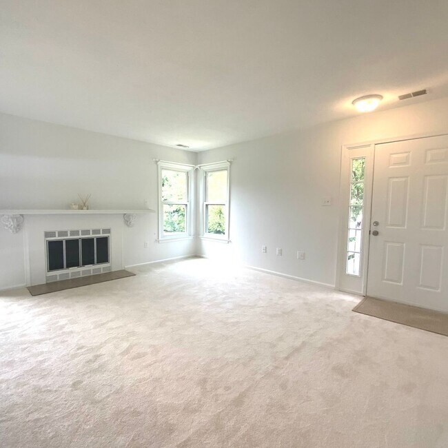 Building Photo - 7594 Lakeside Village Dr