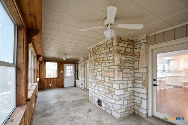 Building Photo - 1215 Clearwater Dr