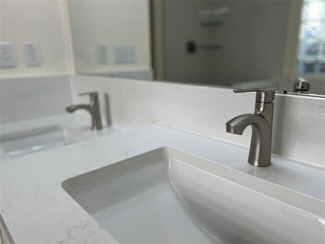 Building Photo - 10 Troon Dr