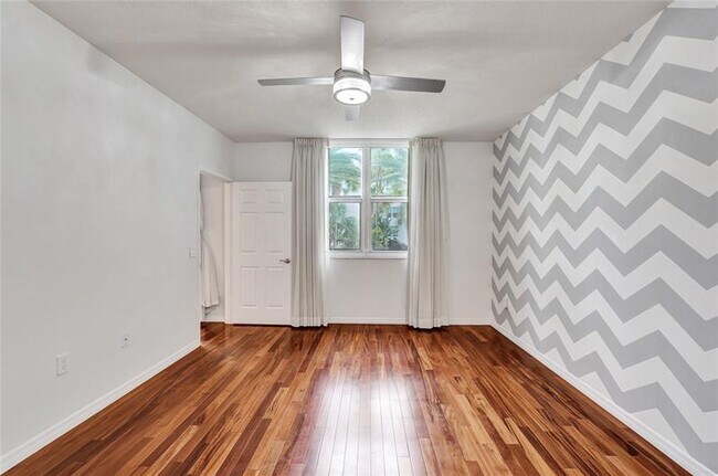 Building Photo - 2421 NE 65th St