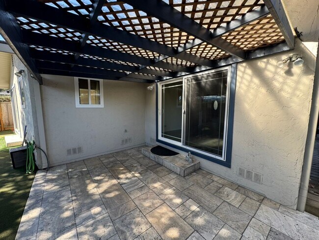 Building Photo - Beautifully Updated 3-Bedroom Home – First...