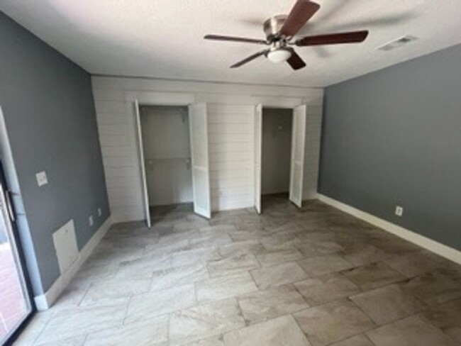 Building Photo - 2 Bed 2 Bath Townhome
