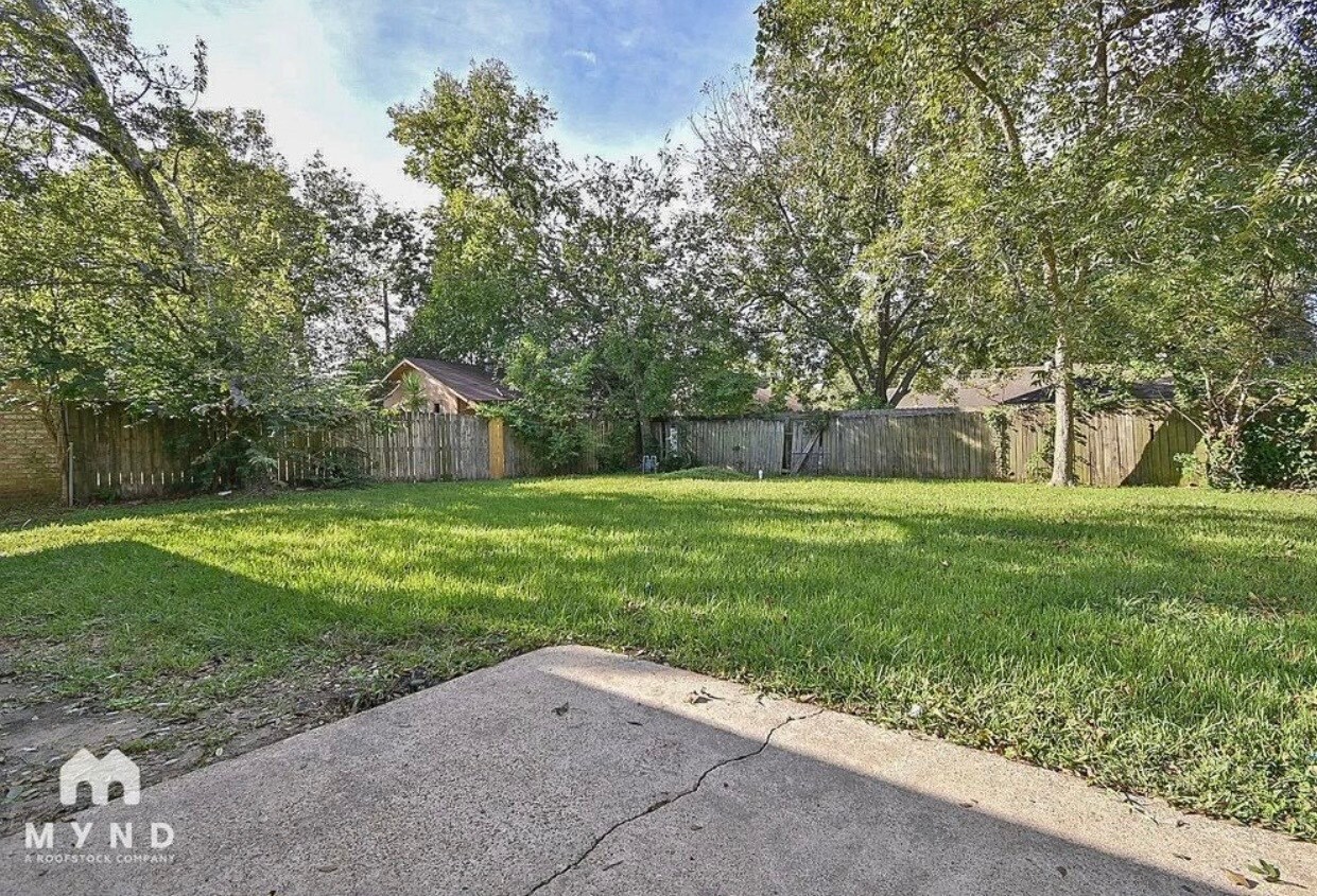 Backyard - 712 Meadowglen Dr
