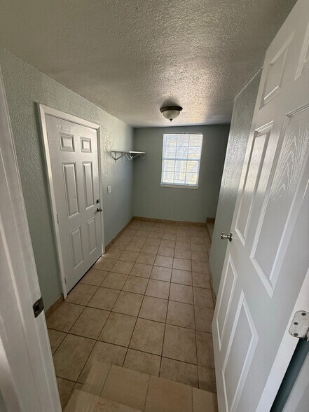 Building Photo - 1209 Shady Ln