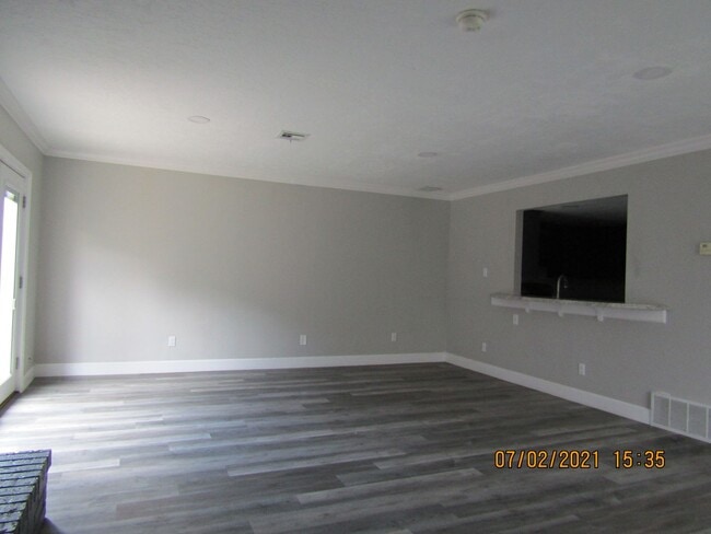 Building Photo - MACARTHUR AREA!! PETS NEGOTIABLE WITH OWNE...