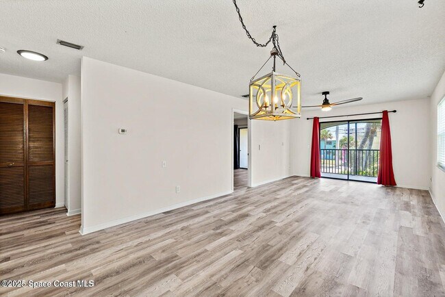 Building Photo - 7201 Ridgewood Ave