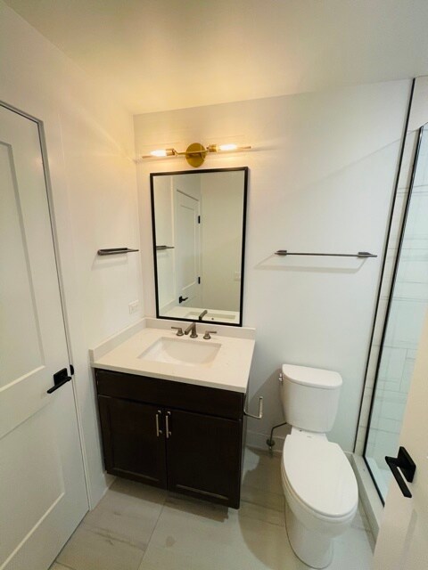 Building Photo - 843 W Wellington Ave