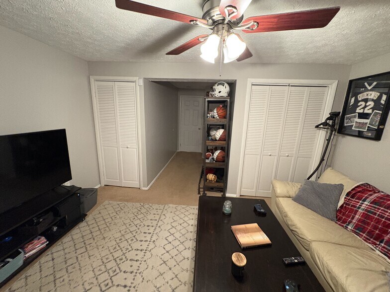 downstairs bedroom - 1227 Scaleybark Rd