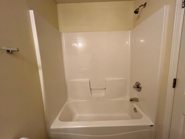 Building Photo - Beautiful 4 bedroom 2.5 bath 2 story home ...