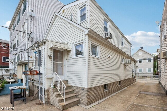 Building Photo - 18 Patterson St