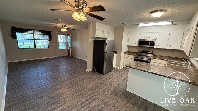 Building Photo - MOVE IN SPECIAL: $500 OFF 1ST MONTH'S RENT!**