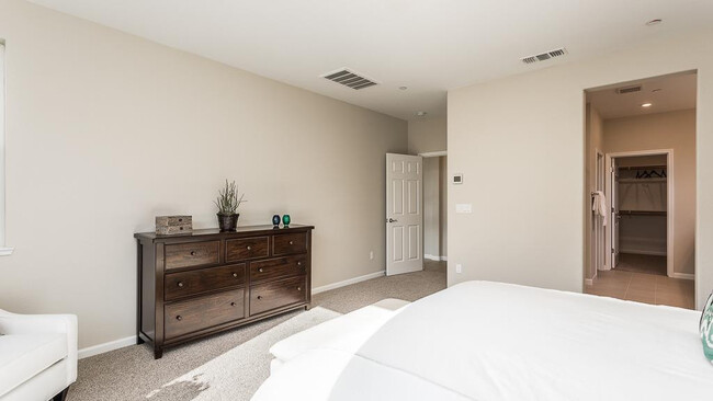 Building Photo - Gorgeous NEW Home in Roseville!