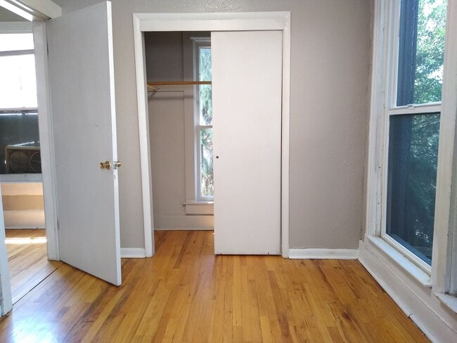 Building Photo - Top Floor 1 Bedroom in Historic Capitol Hill