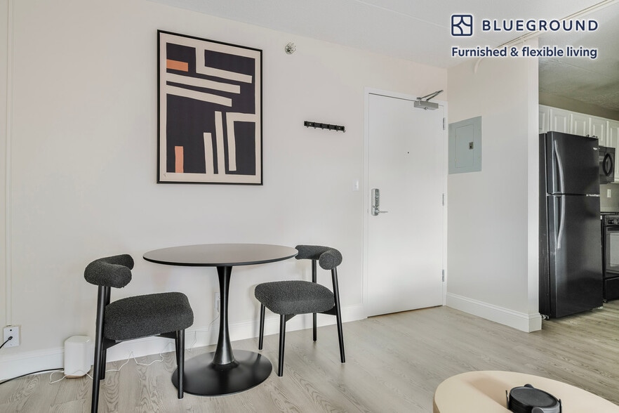 Building Photo - 812 Memorial Dr