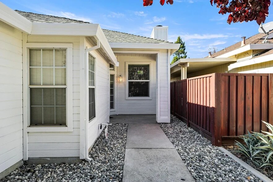 Building Photo - 6643 Laguna Park Dr