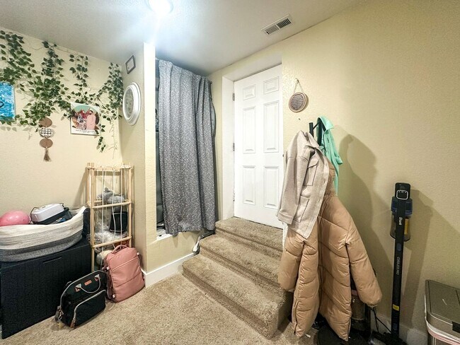 Building Photo - Grand 6bd 4ba Crystal Valley home with an in-law suite!!!