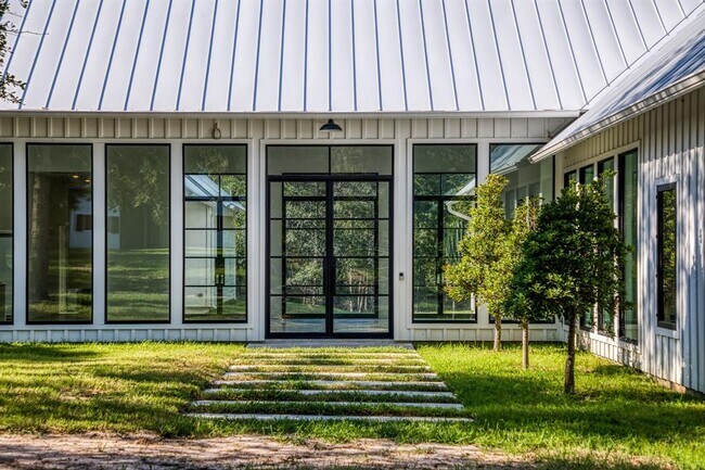Building Photo - 9879 Stubbs Rd