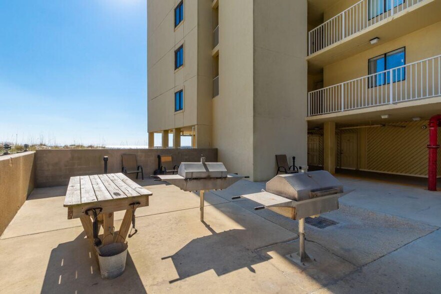 Building Photo - 505 E Beach Blvd