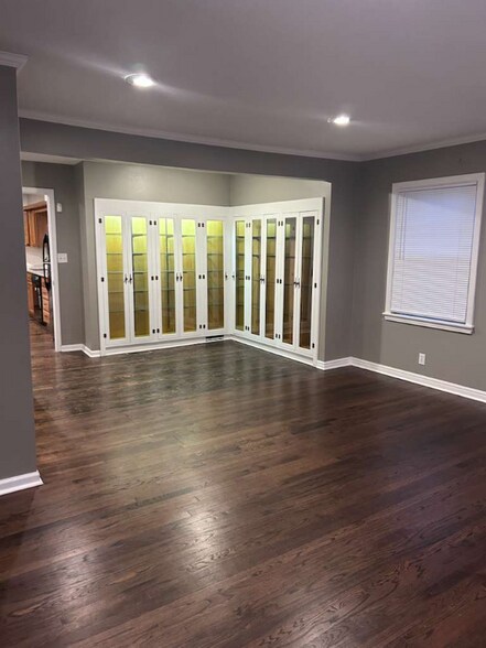 Building Photo - 215 W 89th St