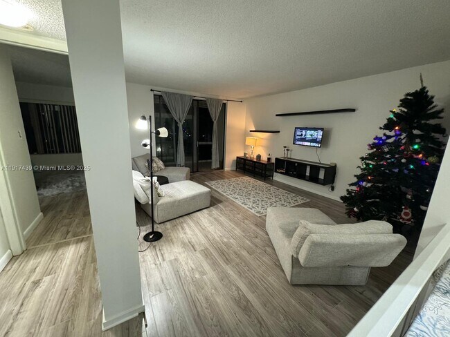 Building Photo - 3730 Inverrary Dr