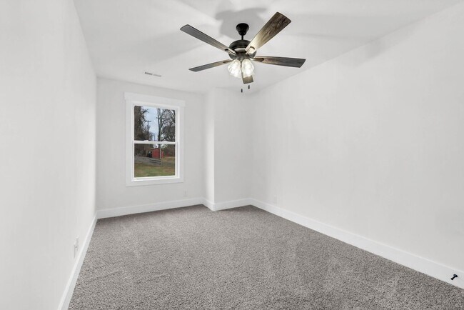Building Photo - 3 Bedroom 2 1/2 Bath Condo For Rent Near Downtown!