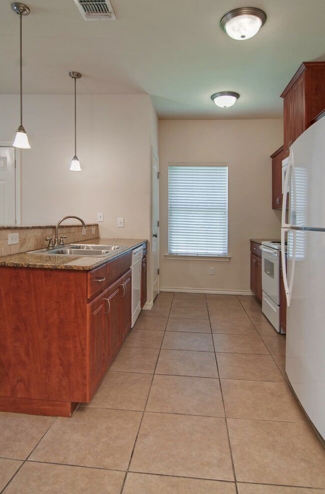 Building Photo - Immediate Move in! HUGE 3/3 duplex just Mi...