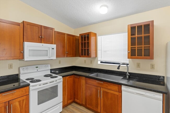 Building Photo - 3 Bedroom 2 Bathroom Unfurnished House for...