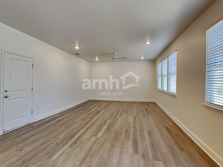 Building Photo - 305 Golucke Way